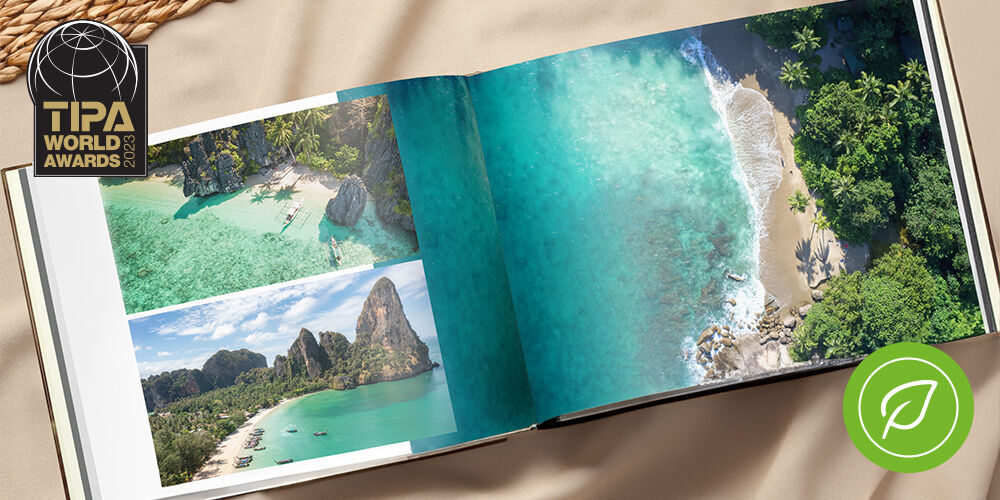 Twee pagina's van een CEWE FOTBOEK met afbeeldingen van een tropisch strand en kustlandschap omringd door groene bergen.
