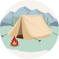 Een lichte tent staat voor een kampvuur in de natuur, met bergen op de achtergrond.