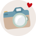 Gestileerd, kleurrijk camera-icoon met hart dat vreugde uitstraalt.