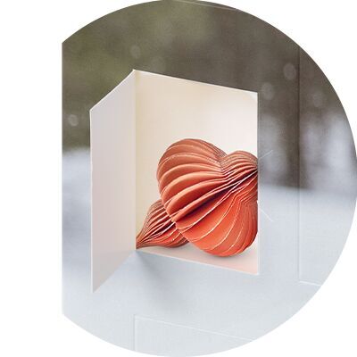 Een creatief pop-up-hart in warme roodtinten, liefdevol ontworpen.