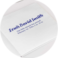 Een wit fotoboek met blauwe tekst dat de naam "Louis David Smith" en "Our little miracle has arrived February 16th, 5 oz, 21 in" toont.