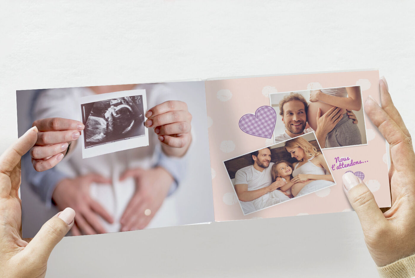 Twee handen houden een fotoboek met echo-afbeeldingen, familie en romantische momenten vast.