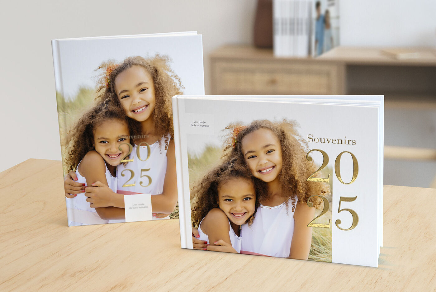 Twee mooie CEWE fotoboeken met herinneringen van 2024 liggen op een houten tafel.